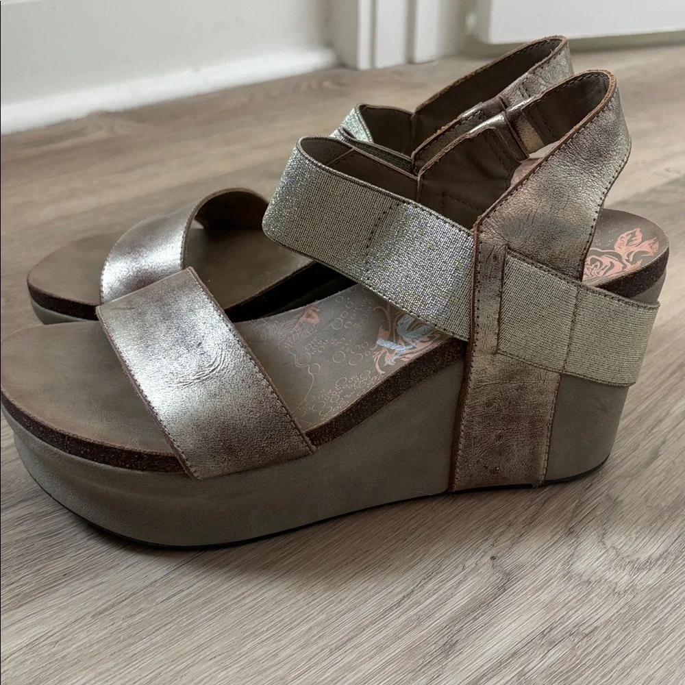 OTBT Bushnell Wedge in a metallic pewter color size 10M leather summer spring